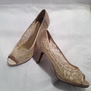 Brand New Kelly & Katie lace peep-toe heels
